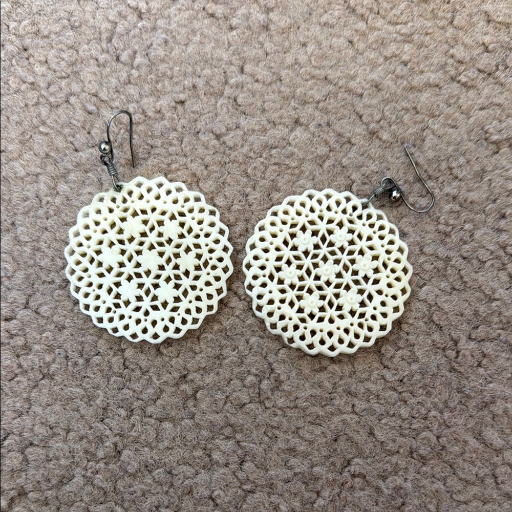 Elegant Cream Filigree Earrings
